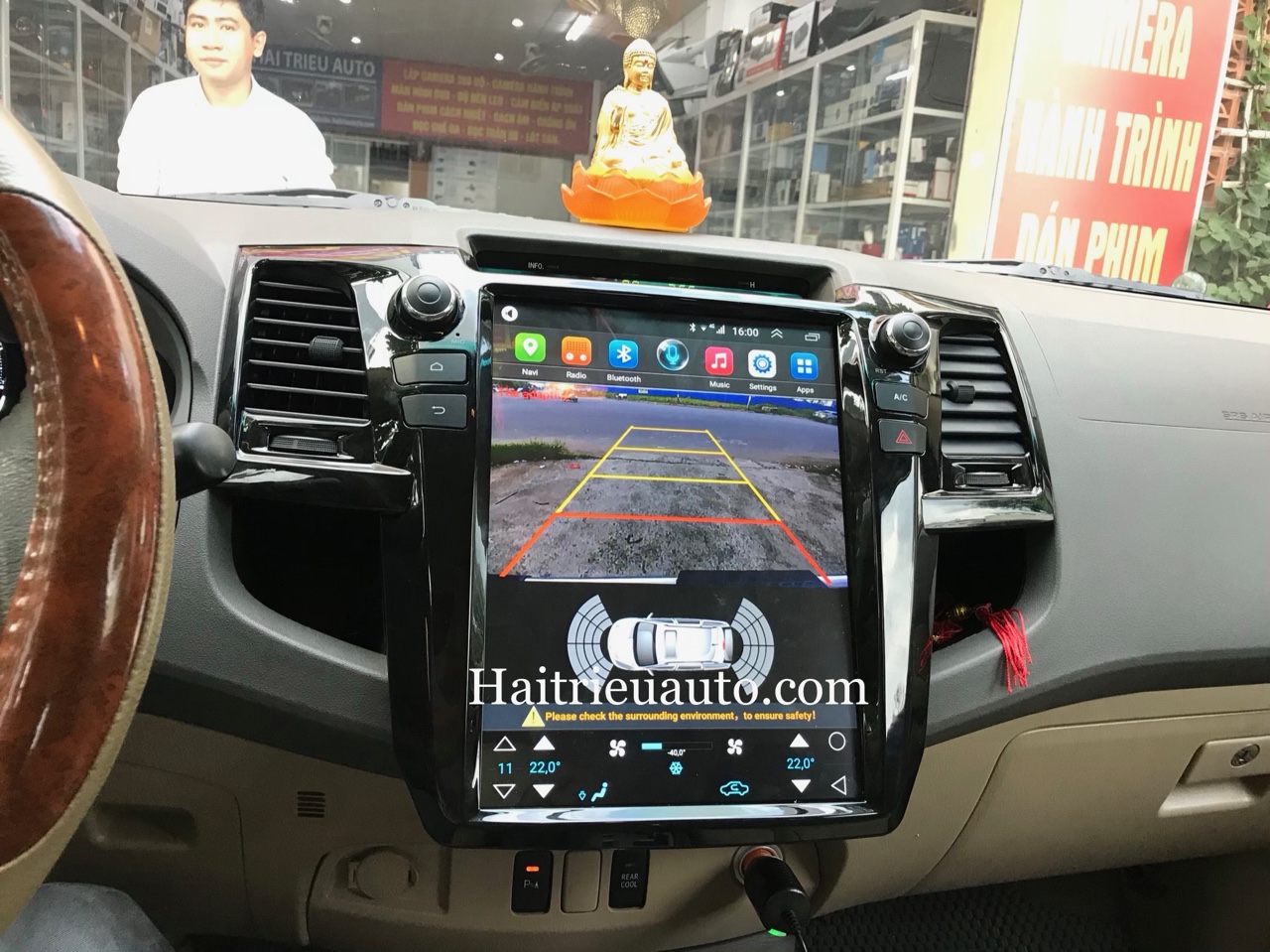 màn hình tesla theo xe fortuner 2013 3 Image