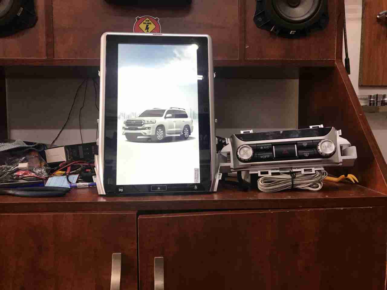 Màn hình tesla cho xe Toyota Land Cruiser 3 Image