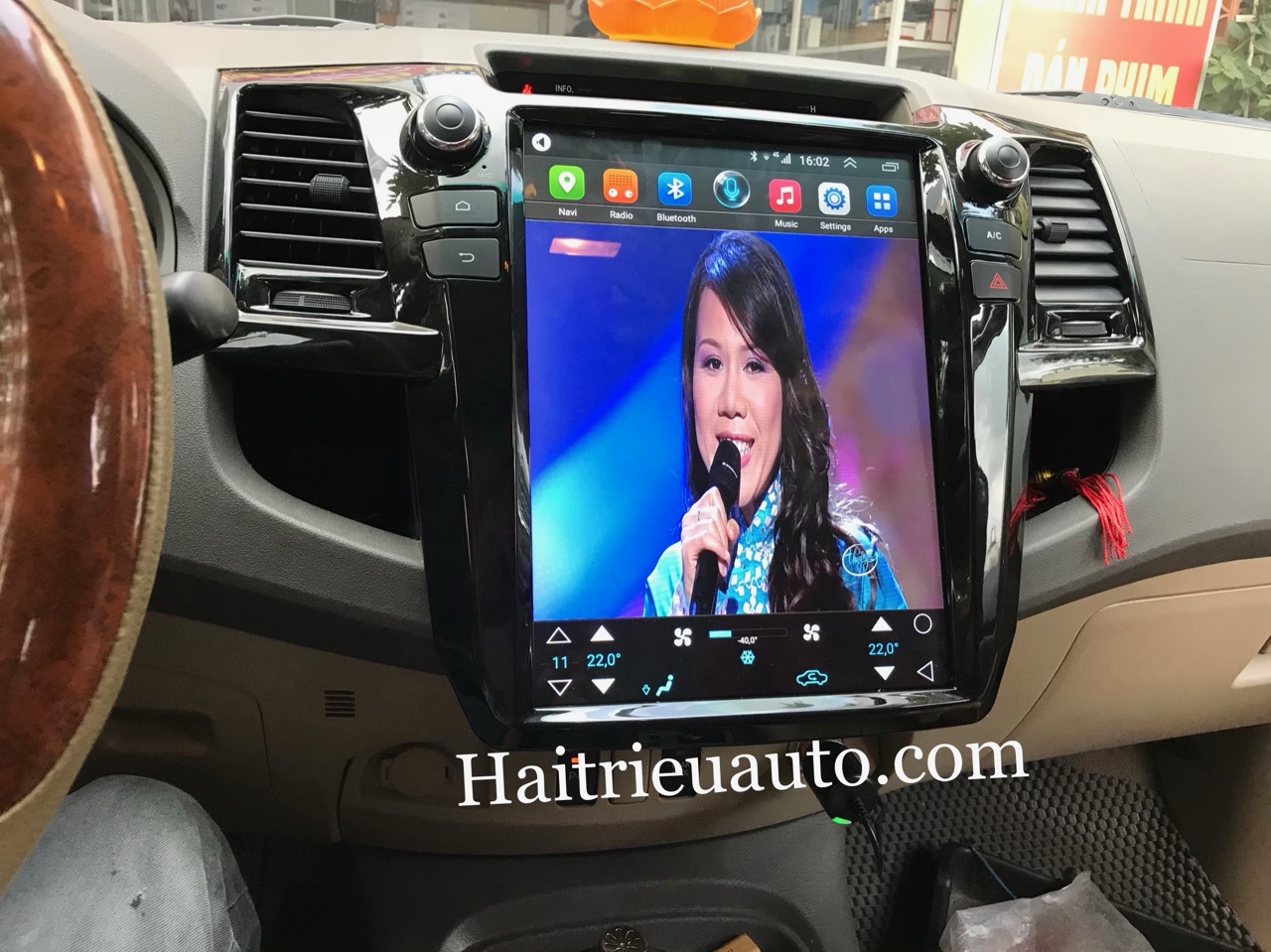 màn hình tesla theo xe fortuner 2013 4 Image