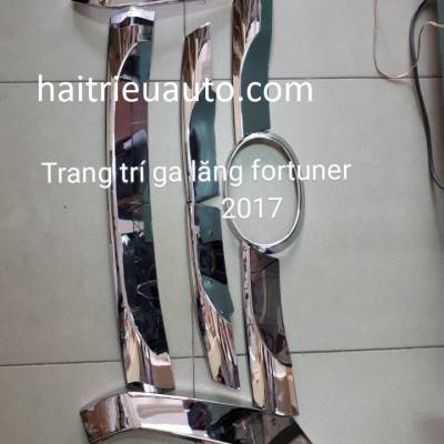 màn hình tesla theo xe fortuner 2013