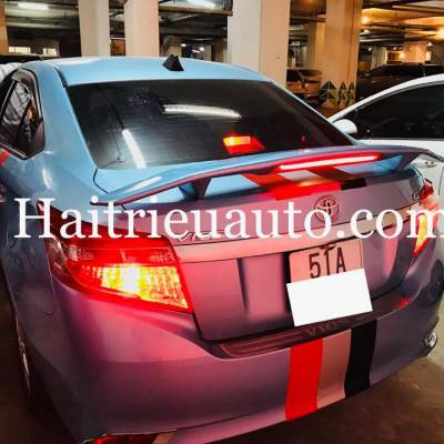Đuôi cá trên nóc kính hậu Vios