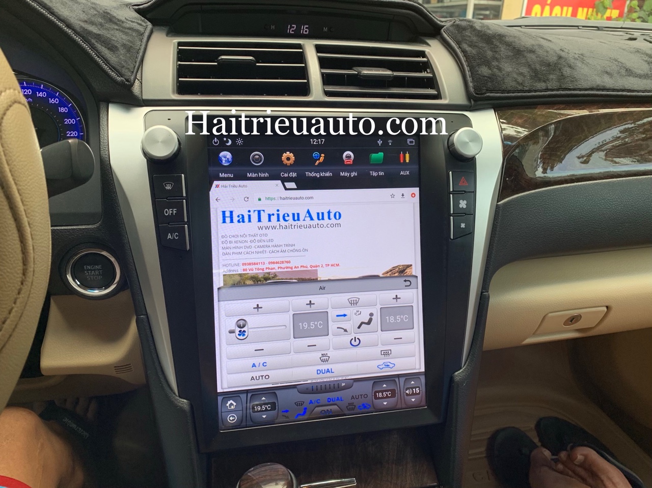 màn hình tesla theo xe camry 3 Image