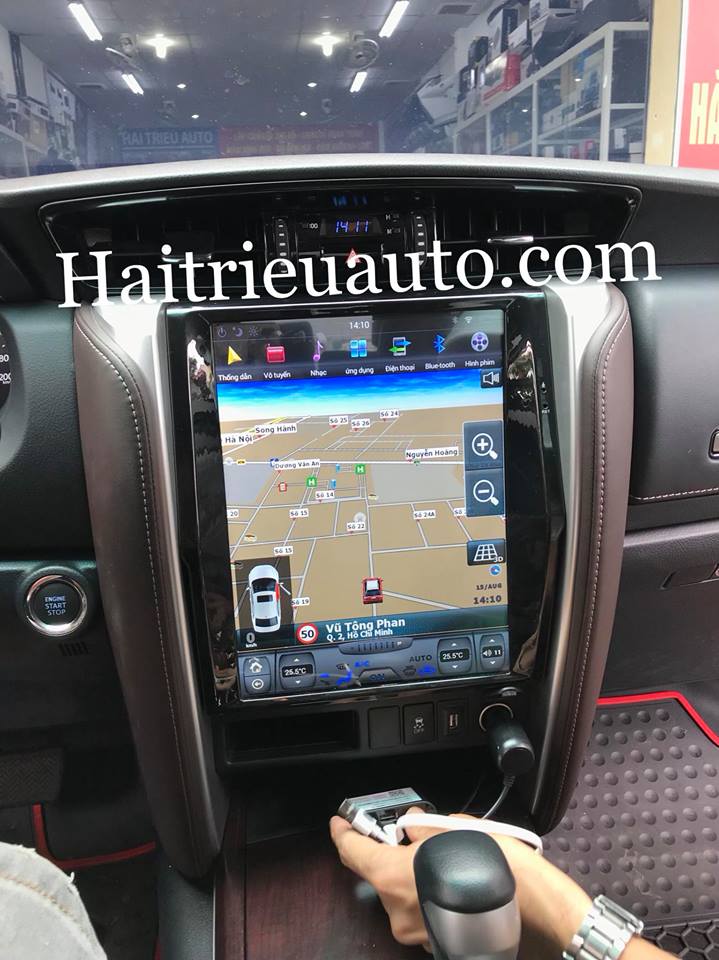 màn hình tesla cho xe fortuner 2018 3 Image