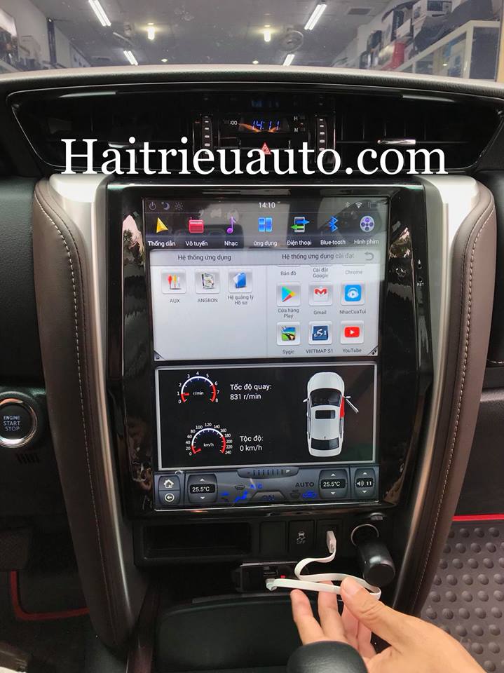 màn hình tesla cho xe fortuner 2018 4 Image