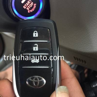 màn hình tesla theo xe fortuner 2018