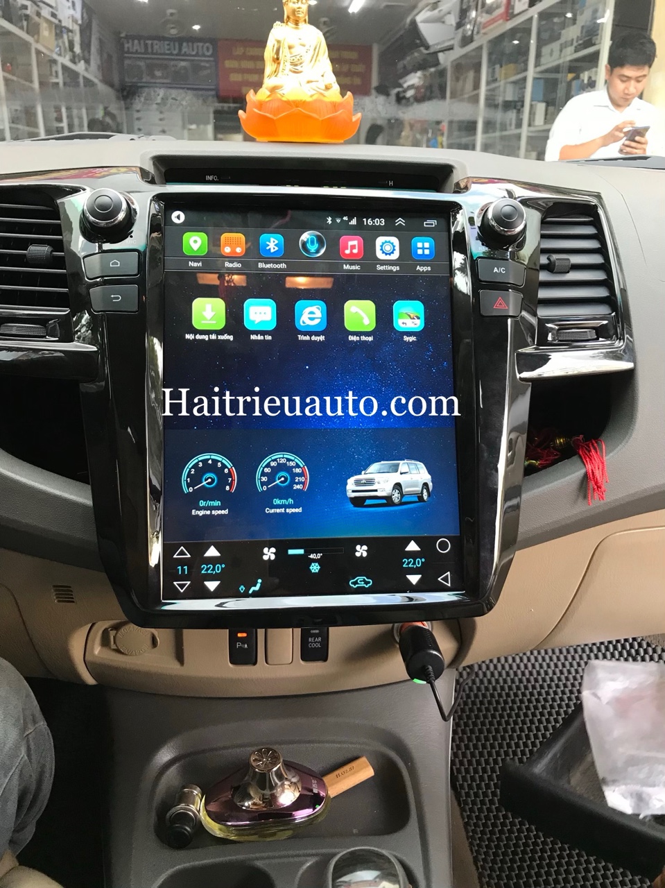 màn hình tesla theo xe fortuner 2013 5 Image