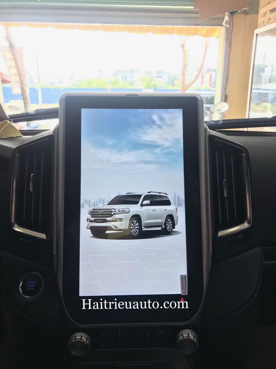 Màn hình tesla theo xe Toyota Land Cruiser 2 Image