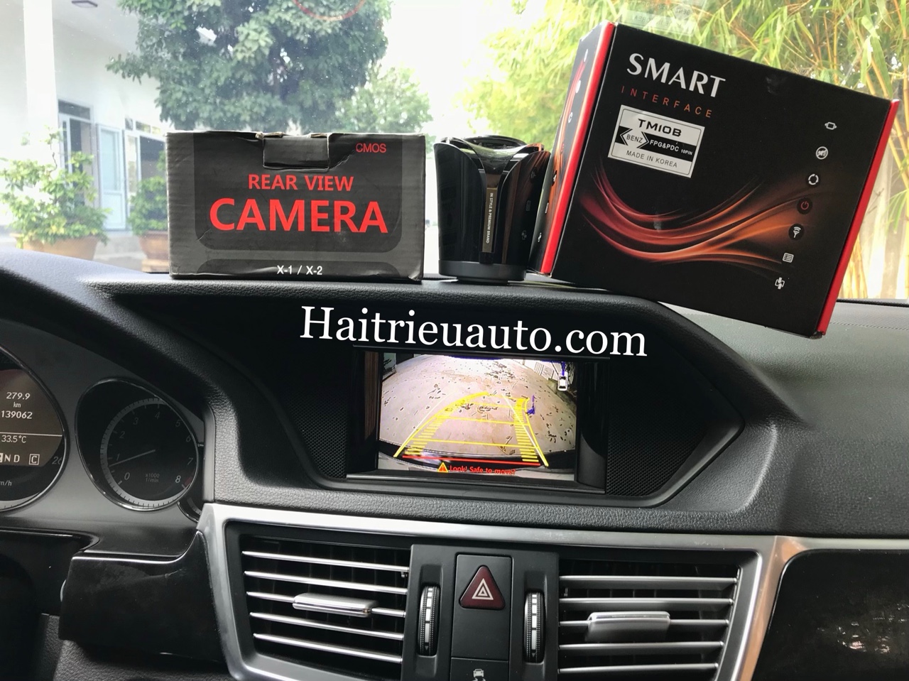Lắp camera lùi cho xe Mercedes E250 3 Image