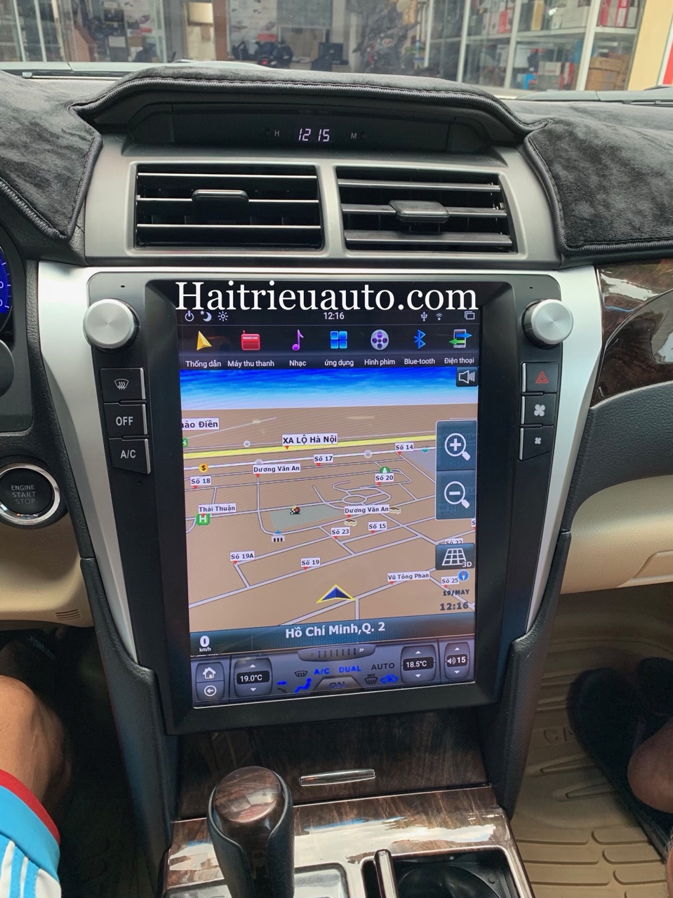 màn hình tesla theo xe camry 4 Image