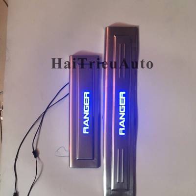 Nẹp bước chân có đèn chi xe focus