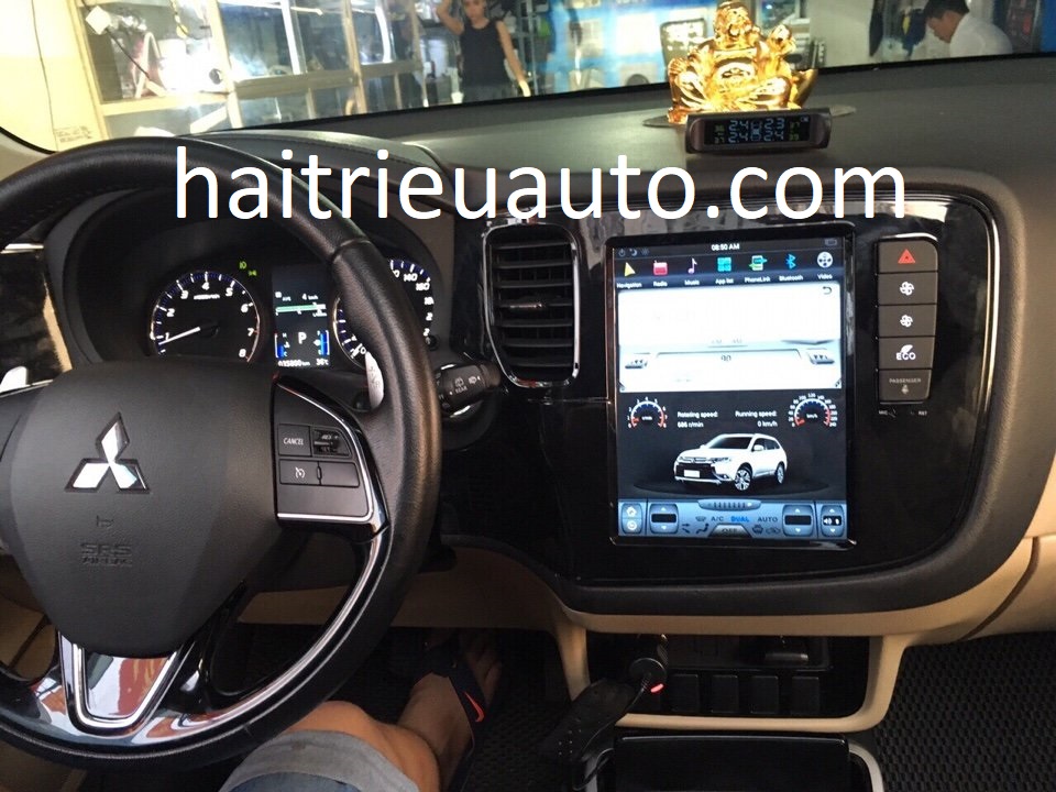 màn hình tesla xe outlander 2 Image