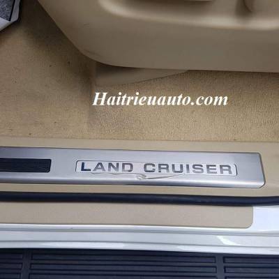 Màn hình gối đầu cho xe Land Cruiser