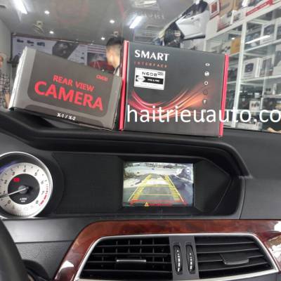 lắp camera lùi cho xe mercedes C200 2013