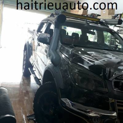 ốp trang trí nắp capo cho xe COLORADO