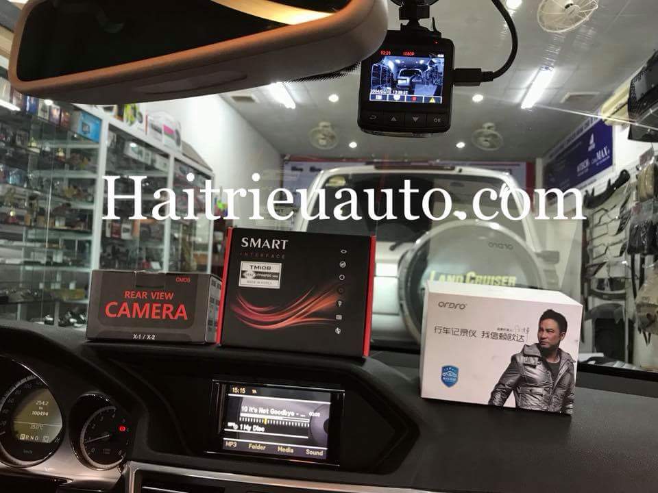 Lắp camera lùi cho xe Mercedes E250 2010 5 Image
